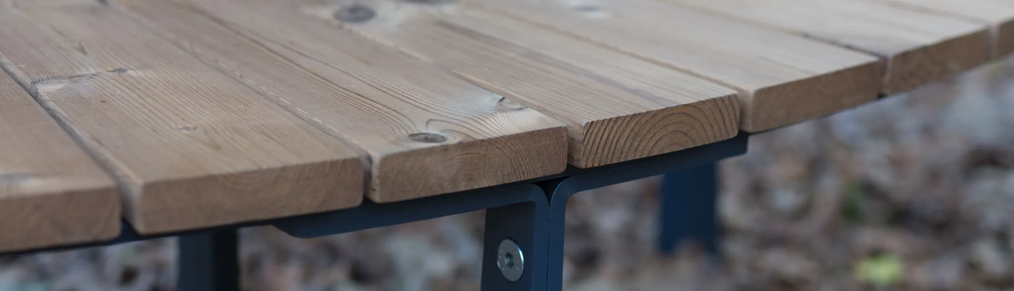 The curved bench’s heat-treated timber seat slats and powder-coated steel frame